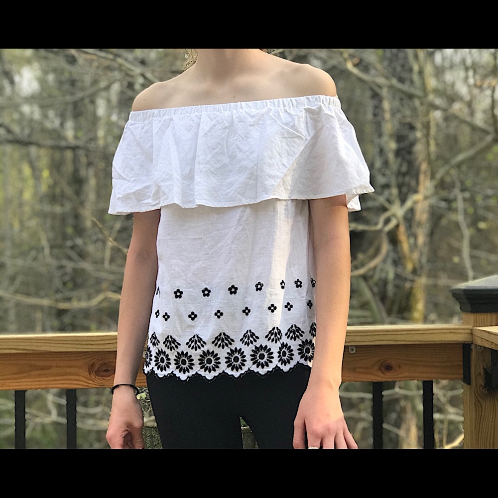 White Old Navy off the shoulder top small
